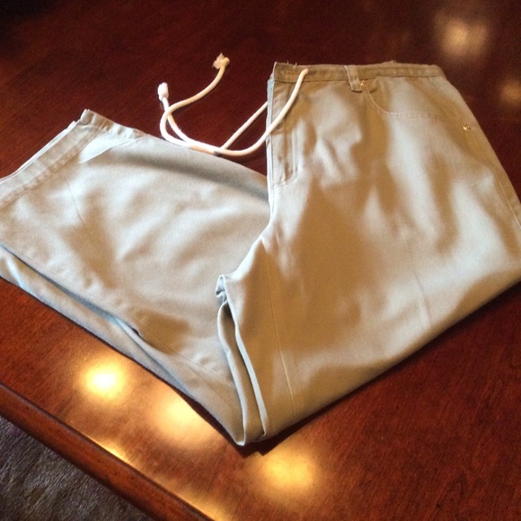 Green Capri pants - Picture 2 of 6